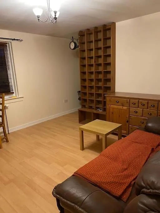 Lovely 2 Bed Main Door Flat With Free Parking Edinburgh 0*,